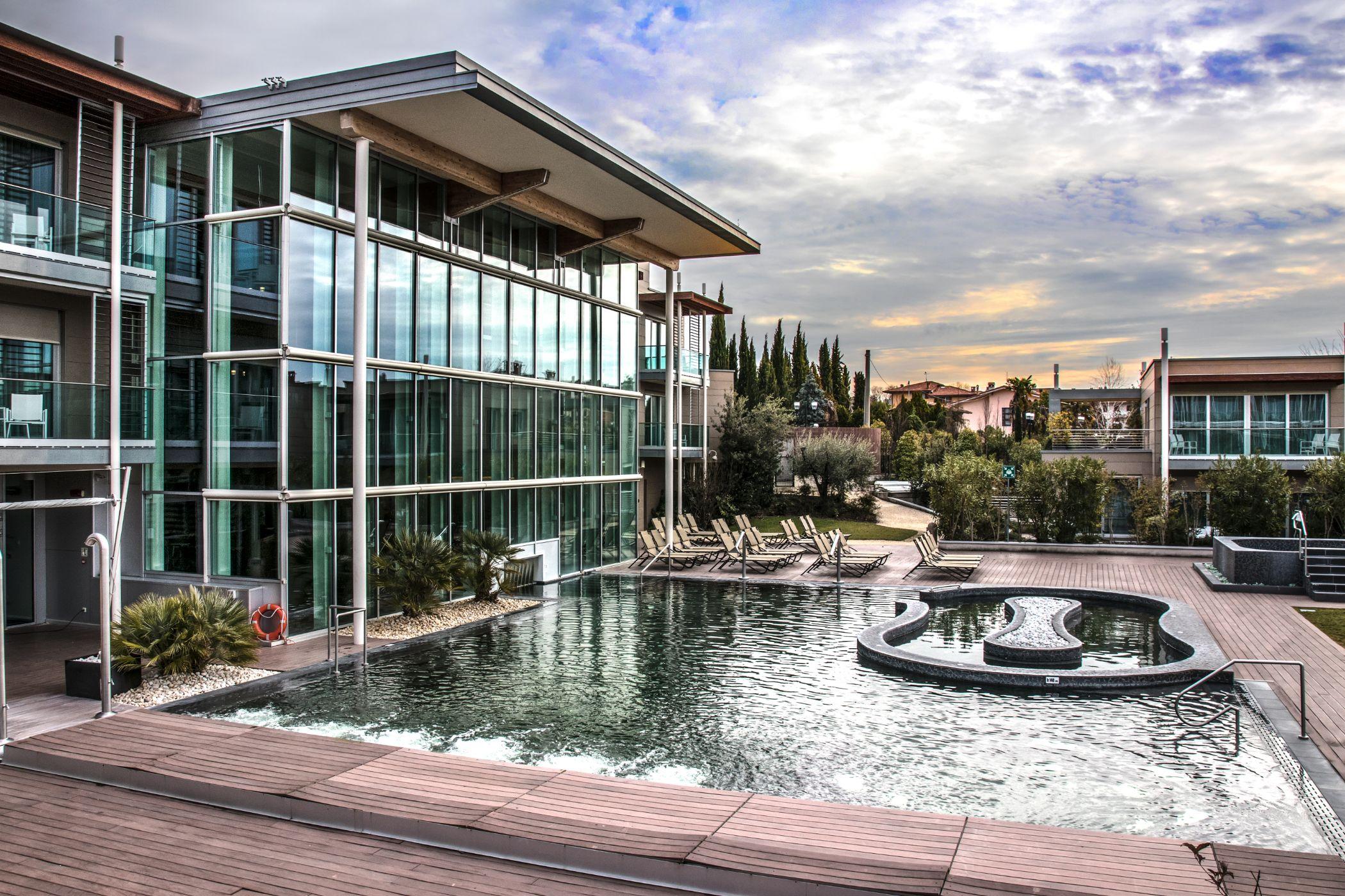 Aqualux Hotel Spa Suite & Terme Bardolino Bagian luar foto