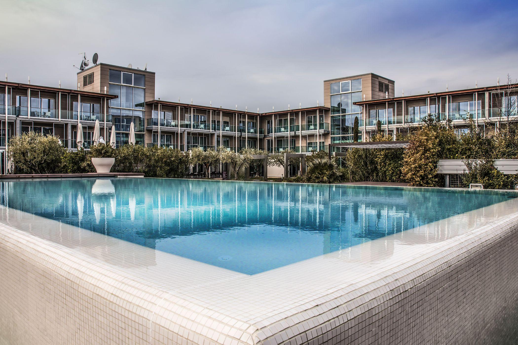 Aqualux Hotel Spa Suite & Terme Bardolino Bagian luar foto