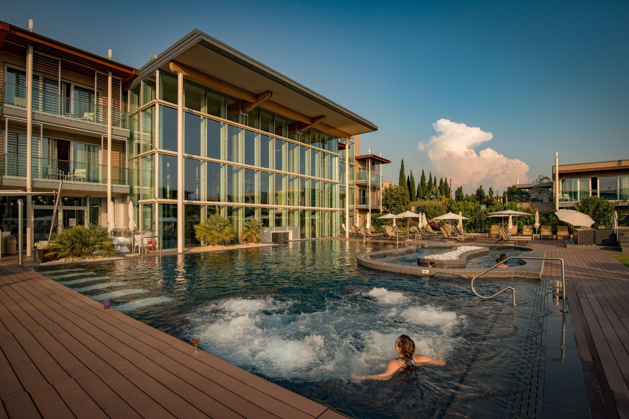 Aqualux Hotel Spa Suite & Terme Bardolino Bagian luar foto