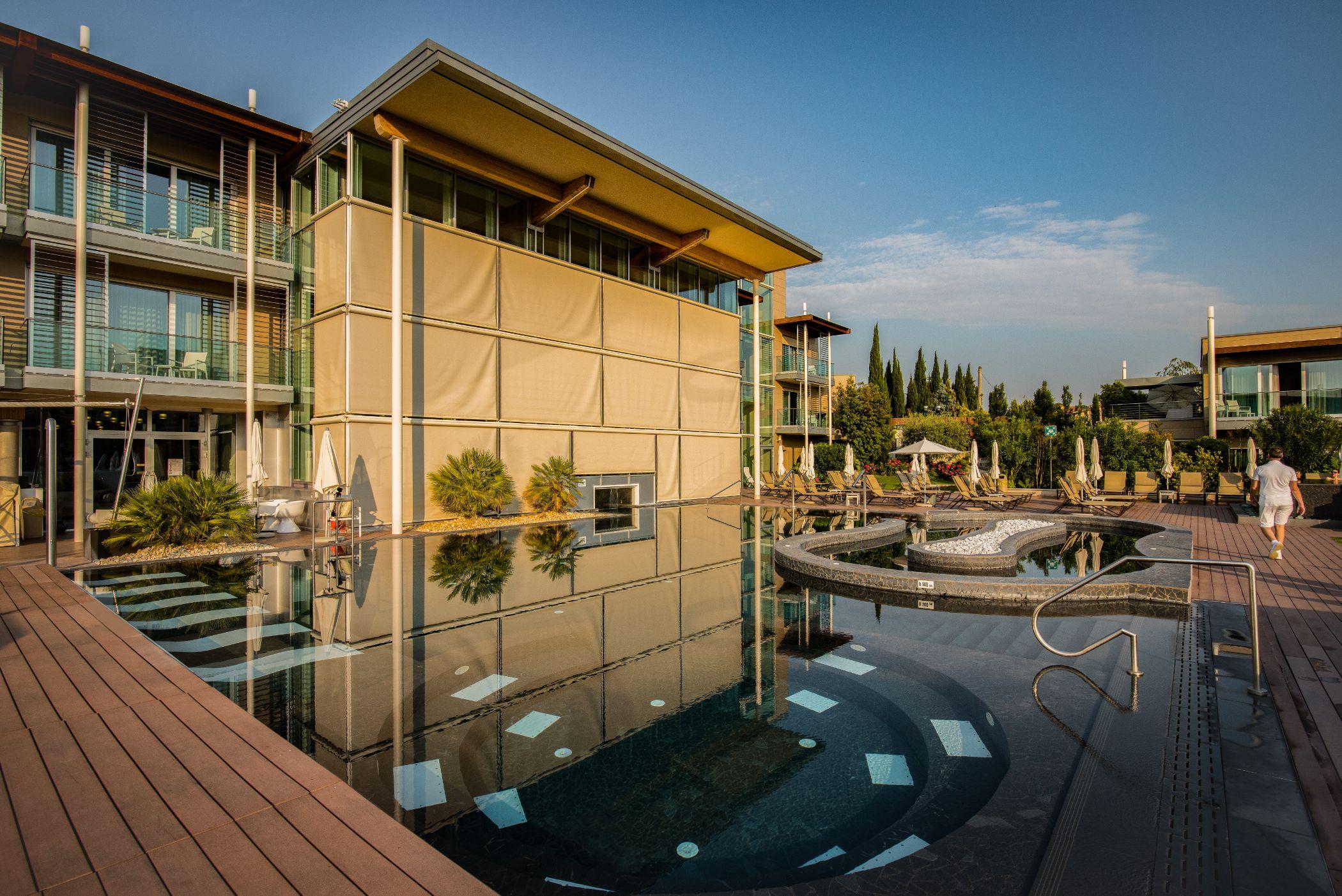 Aqualux Hotel Spa Suite & Terme Bardolino Bagian luar foto