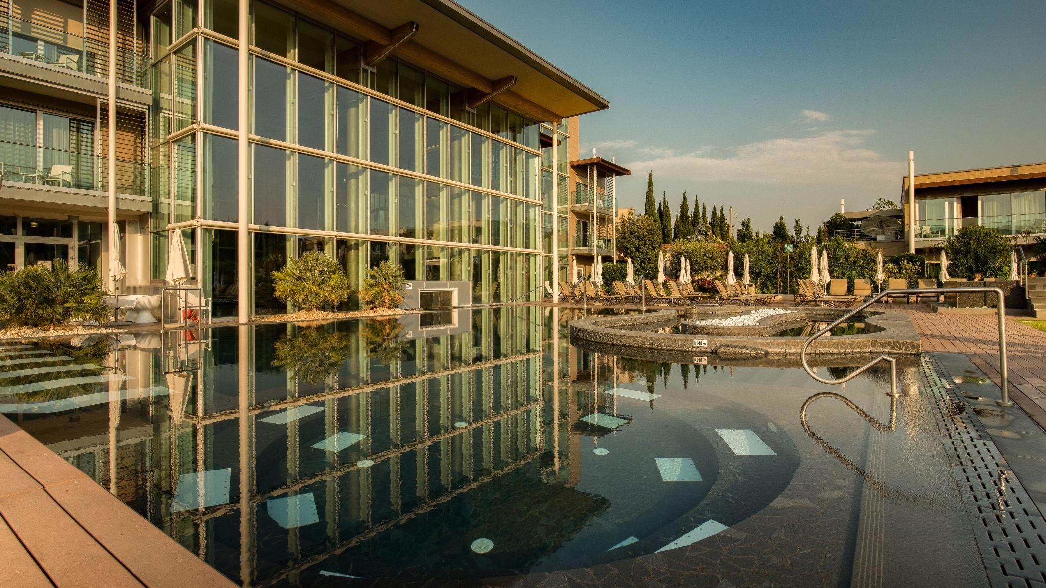 Aqualux Hotel Spa Suite & Terme Bardolino Bagian luar foto