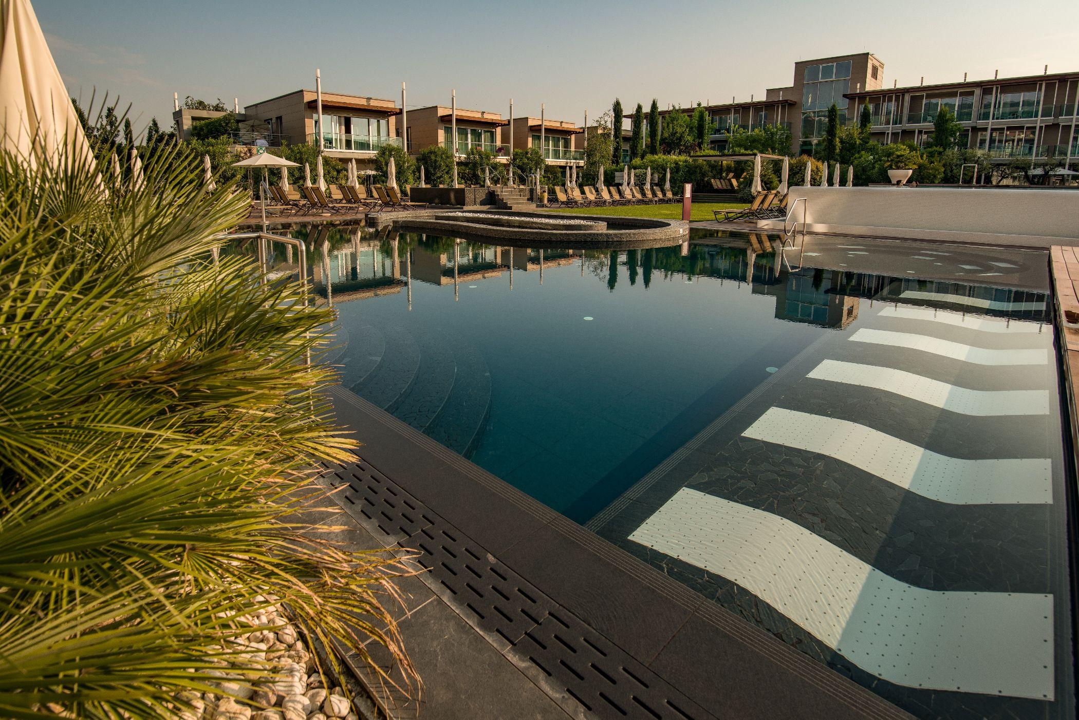 Aqualux Hotel Spa Suite & Terme Bardolino Bagian luar foto