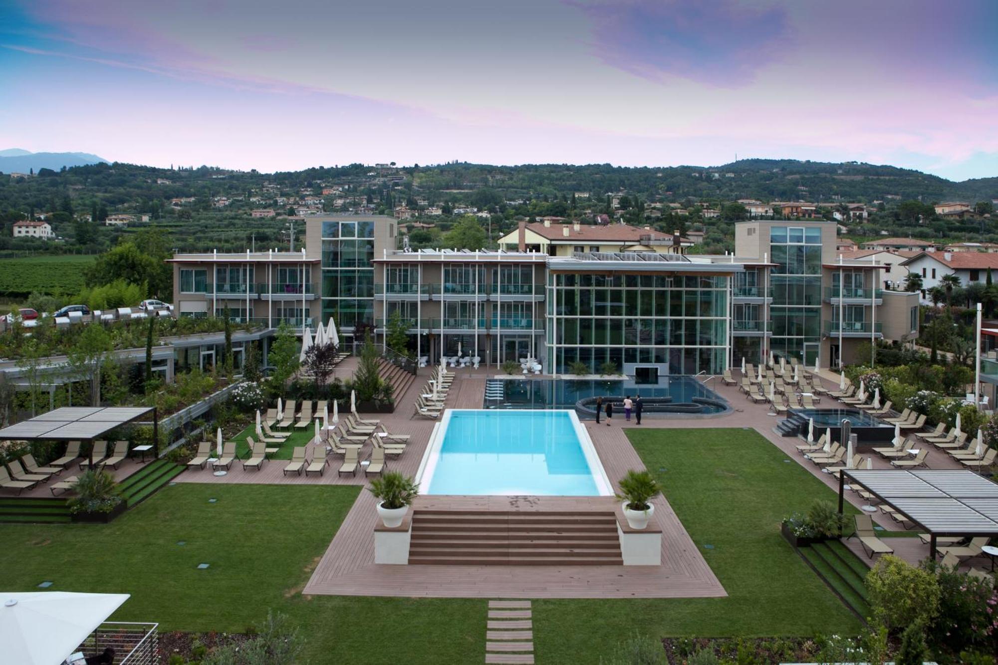 Aqualux Hotel Spa Suite & Terme Bardolino Bagian luar foto